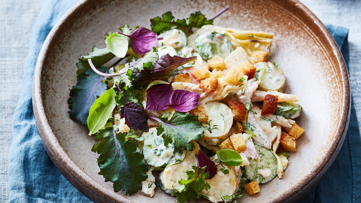 Aardappelsalade met gerookte forel, artisjok en verse kruiden Aardappelsalade met gerookte forel, artisjok en verse kruiden